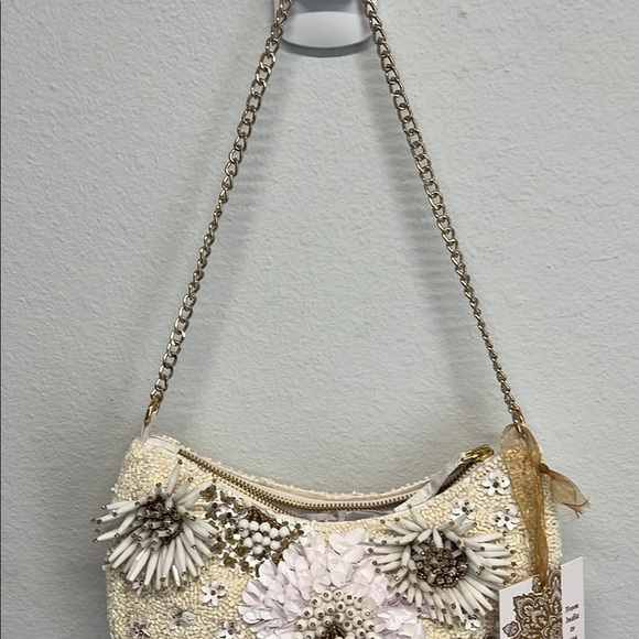 Elegant Cream and White 3D Floral Shoulder Bag 💜✨ - Picture 6 of 7